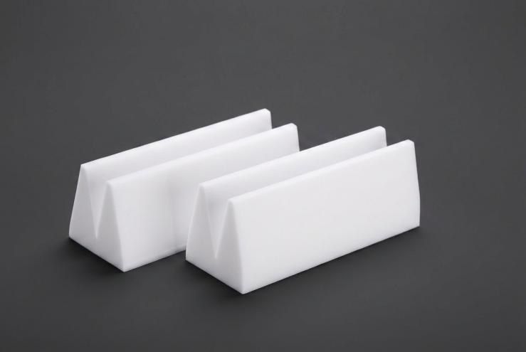 Cuñas de espuma técnica blanca sobre fondo gris