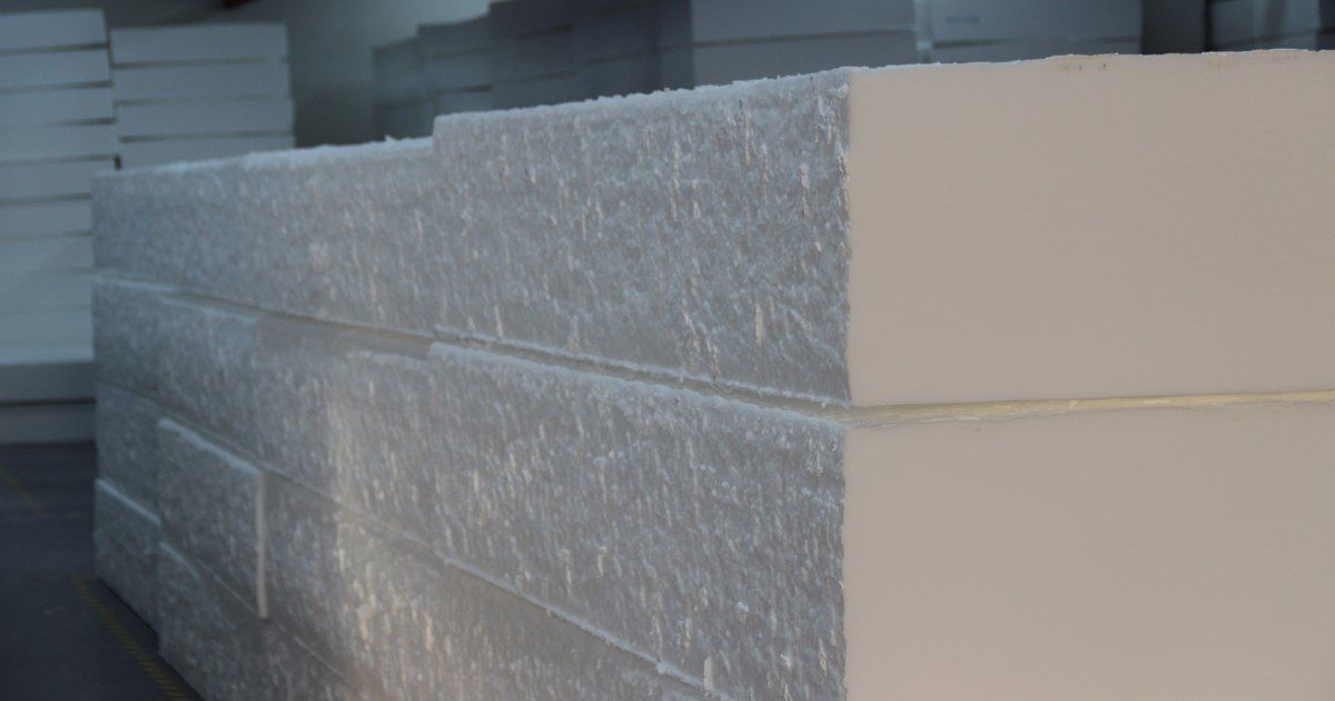 Bloques de espuma técnica blanca apilados