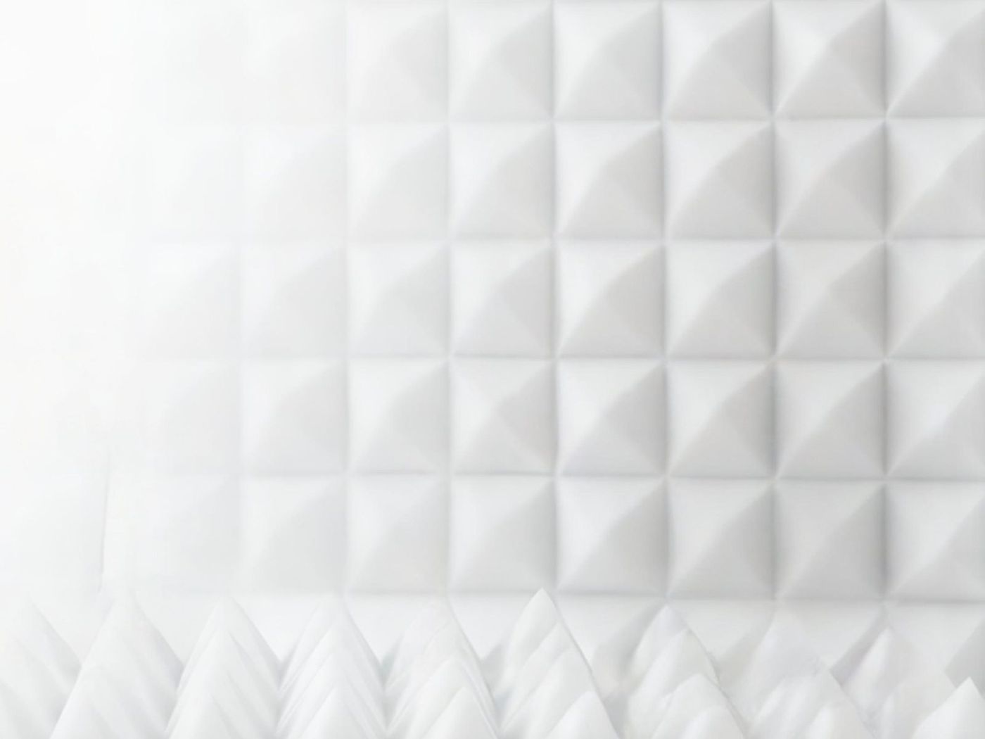 Detalle de panel de espuma técnica blanca con relieve piramidal