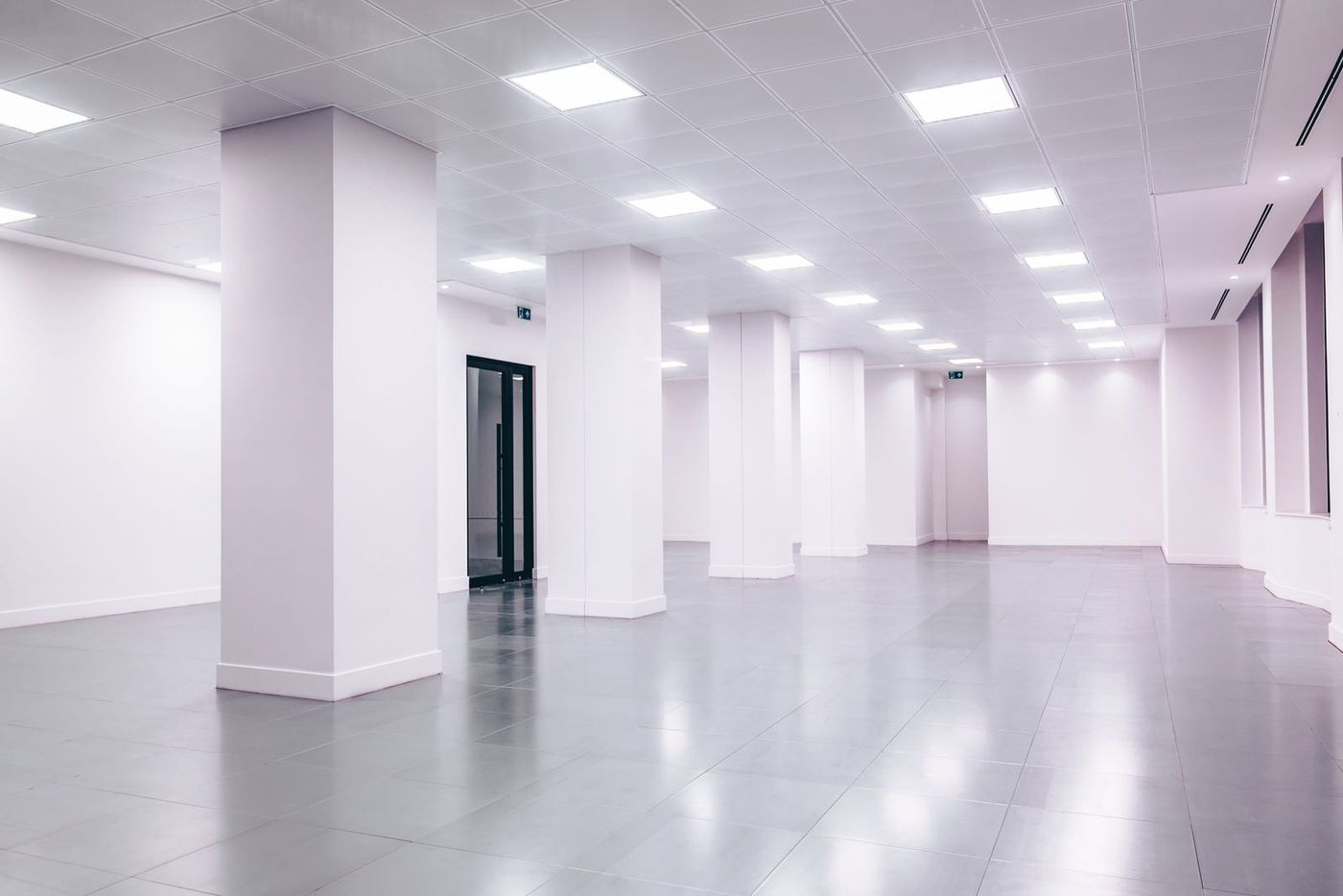 Oficina diáfana con falso techo modular blanco