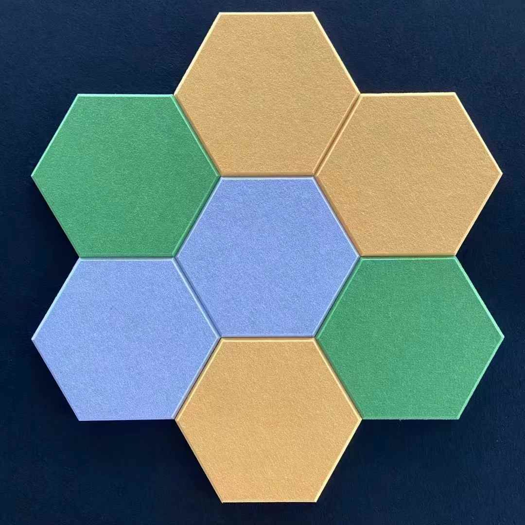 Composici&oacute;n de hex&aacute;gonos de PET en verde, arena y azul claro
