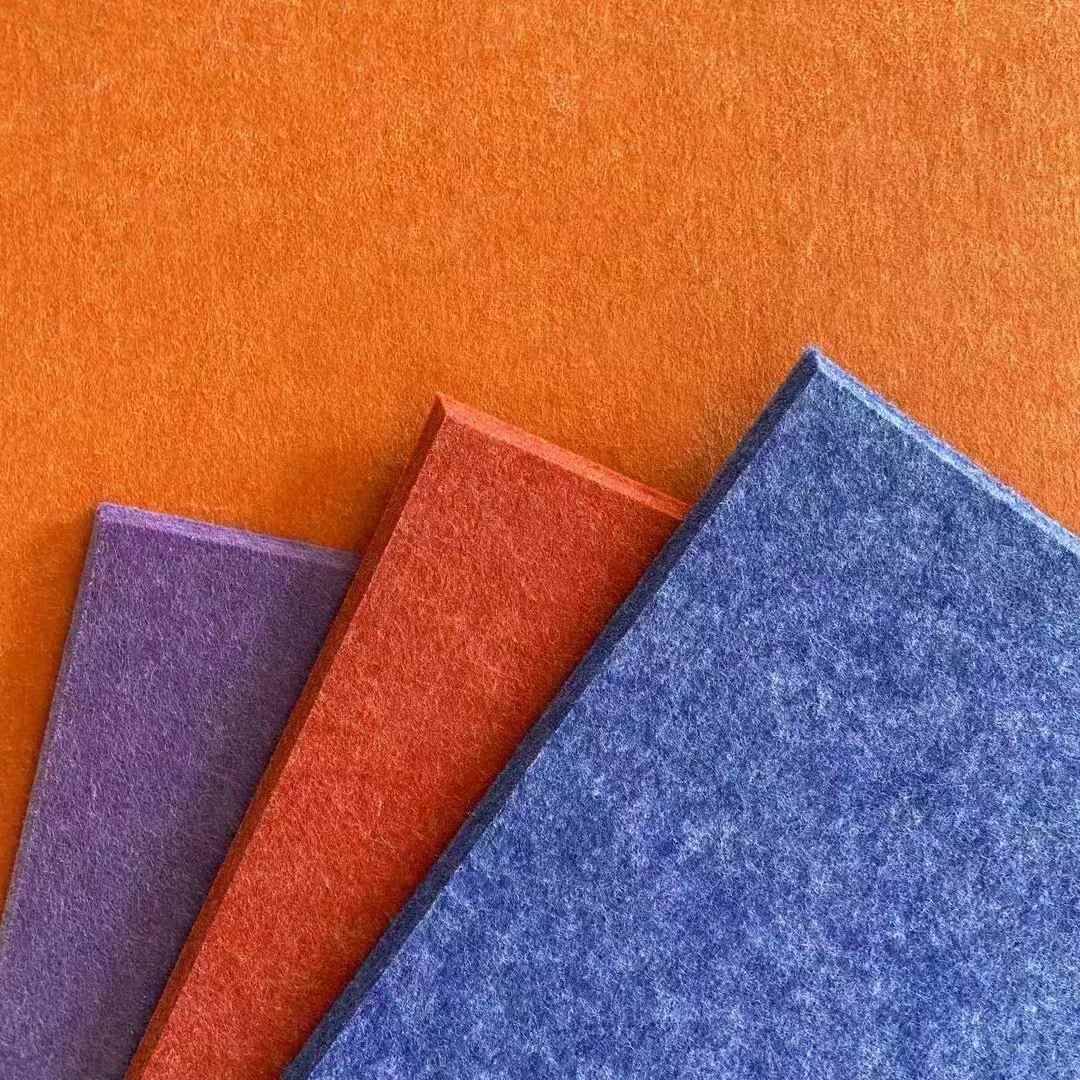 Esquinas de paneles de PET en naranja, rojo, morado y azul